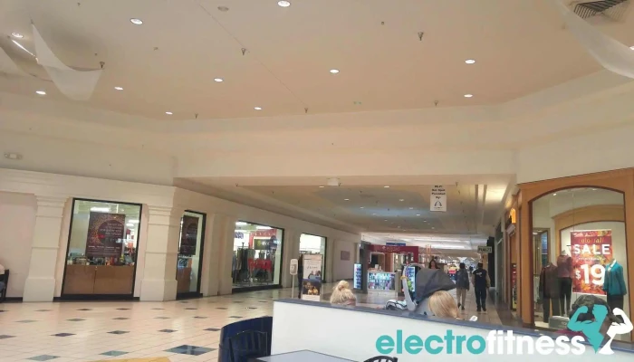 Country Club Mall -  Inside - La Vale